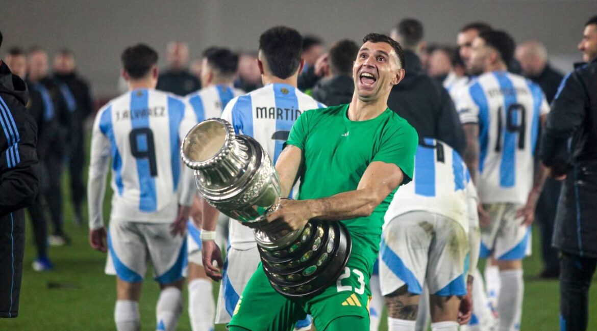 Buenos Aires, Argentina. 05th Sep, 2024. Emiliano Martínez of Argentina celebrates with Copa America trophy which Argentina won in July after winning the FIFA World Cup 2026 Qualifier between Argentina and Chile at Estadio Mâs Monumental in Buenos Aires, Argentina (Patricia Perez Ferraro/SPP) Credit: SPP Sport Press Photo