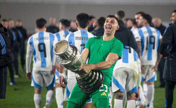 Buenos Aires, Argentina. 05th Sep, 2024. Emiliano Martínez of Argentina celebrates with Copa America trophy which Argentina won in July after winning the FIFA World Cup 2026 Qualifier between Argentina and Chile at Estadio Mâs Monumental in Buenos Aires, Argentina (Patricia Perez Ferraro/SPP) Credit: SPP Sport Press Photo