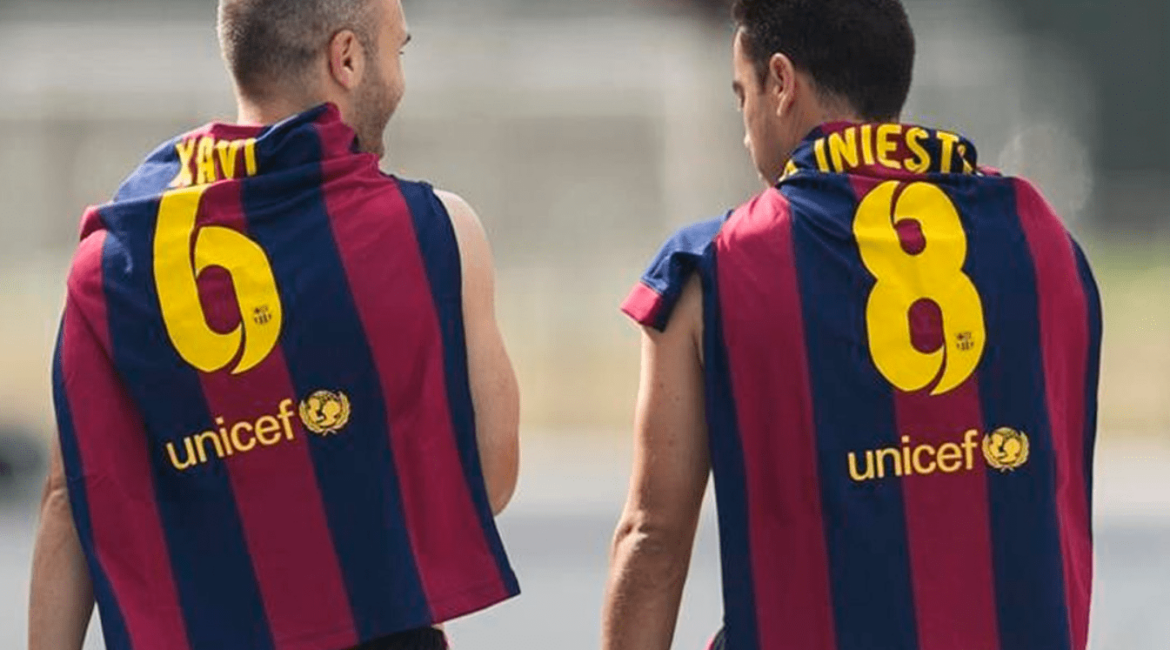 Andrés Iniesta y Xavi Hernández con la camiseta del Barcelona