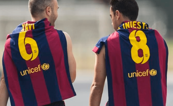 Andrés Iniesta y Xavi Hernández con la camiseta del Barcelona