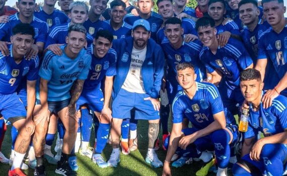 Lionel Messi junto a la Selección Argentina Sub20