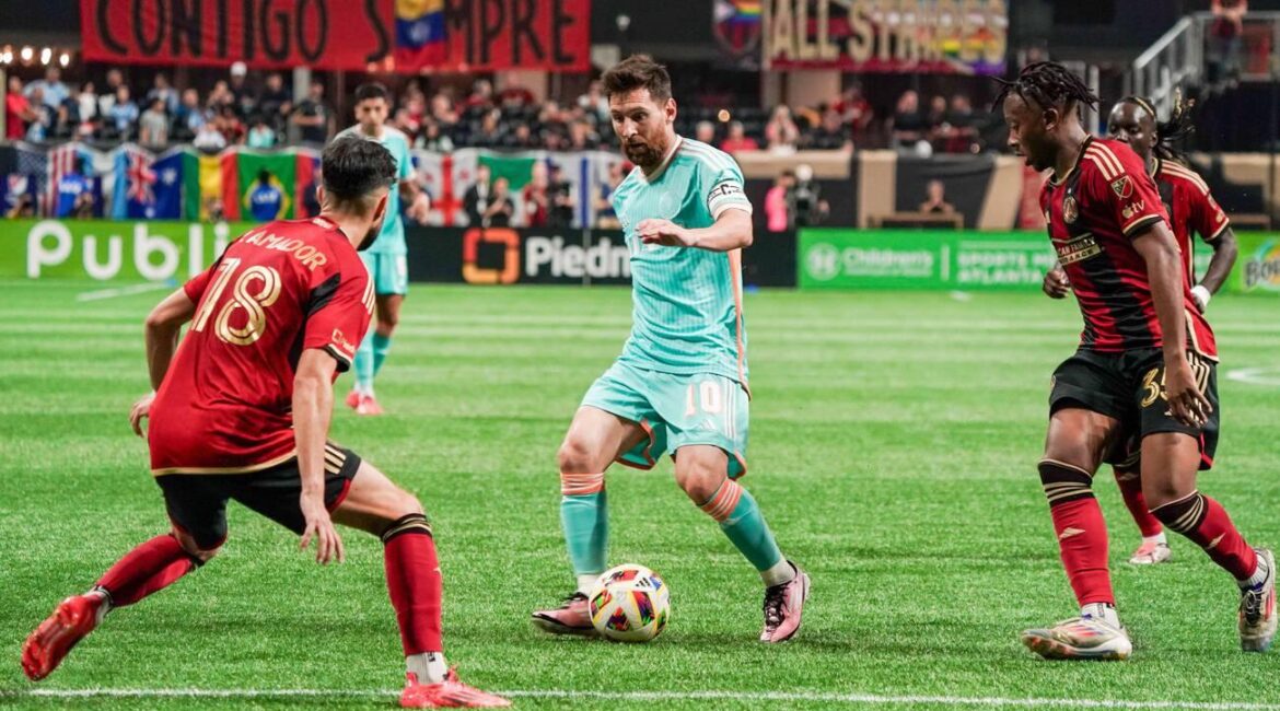 Atlanta, Georgia, USA. 2nd Nov, 2024. Inter Miami midfielder Lionel Messi (10) (C) looks to pass the ball between Atlanta United defender Pedro Amador (18) and midfielder Jay Fortune (18) during match 2 of the 2024 MLS Cup Playoff game at Mercedes-Benz Stadium. (Credit Image: © Debby Wong/ZUMA Press Wire)