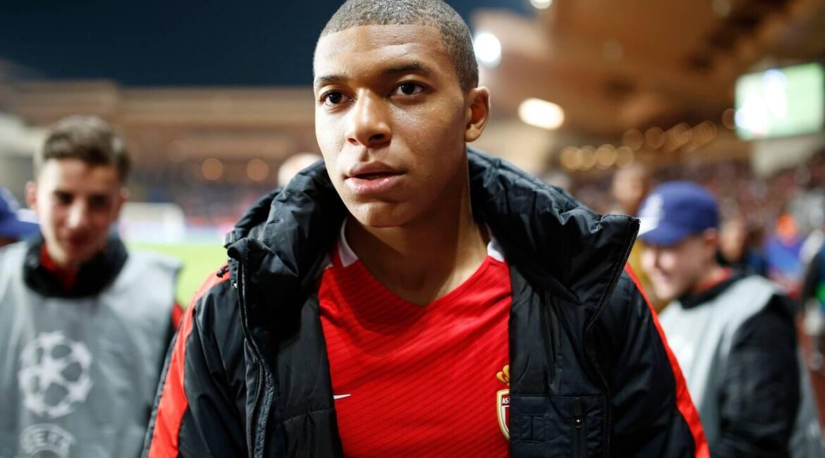 Monaco's French forward Kylian Mbappe Lottin celebrates after the UEFA Champions League football match between AS Monaco and Manchester City on March 15, 2017 at Louis II stadium in Monaco - Photo Benjamin Cremel / DPPI