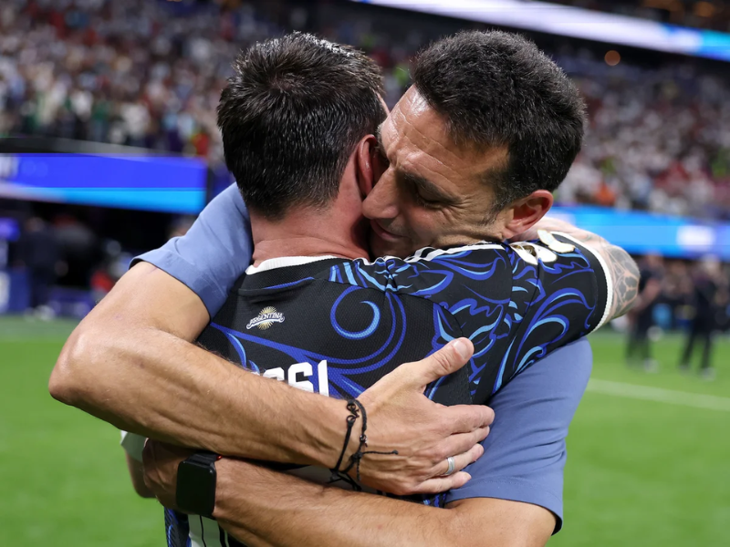 EL ABRAZO DE LOS LIONELES: 